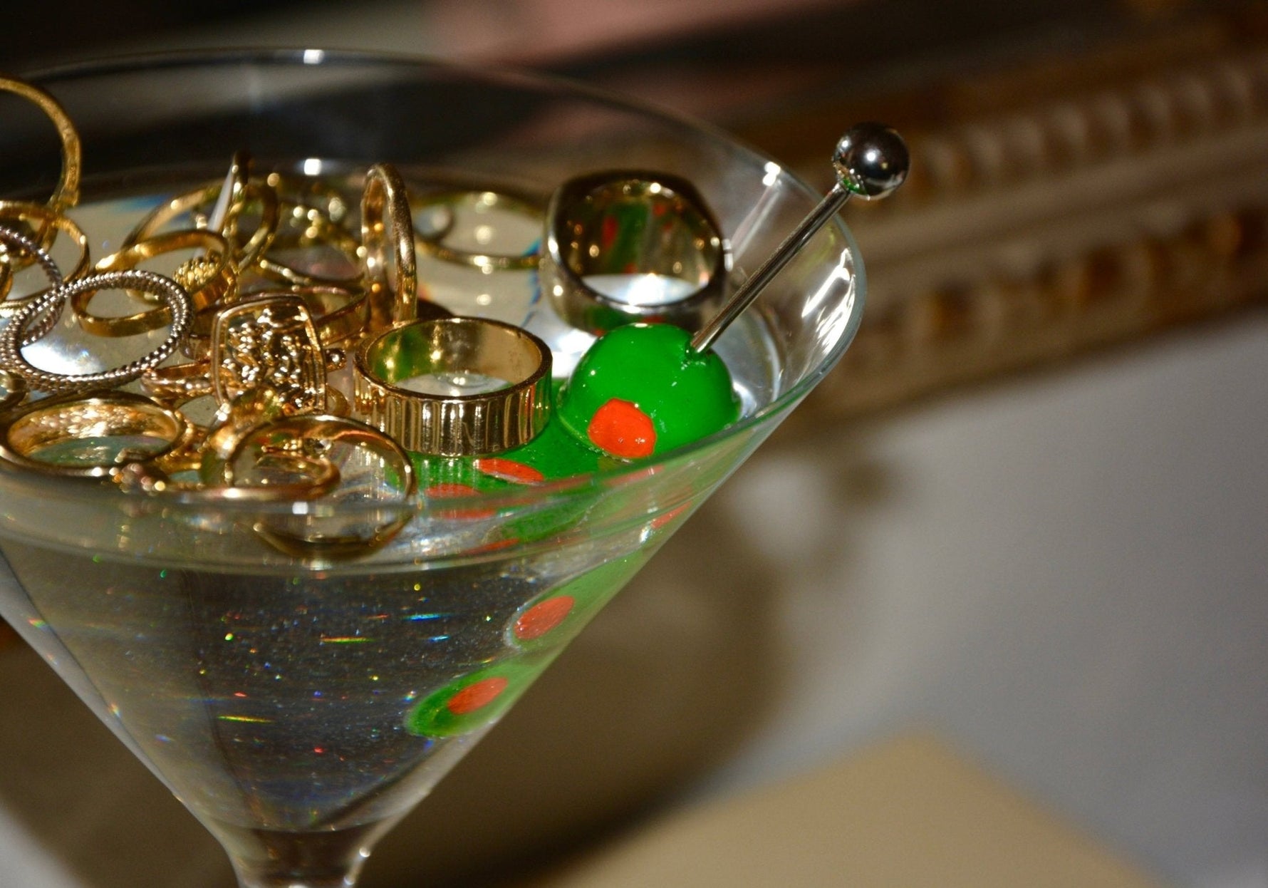 FAUX DIRTY MARTINI DECOR - Knife Shift