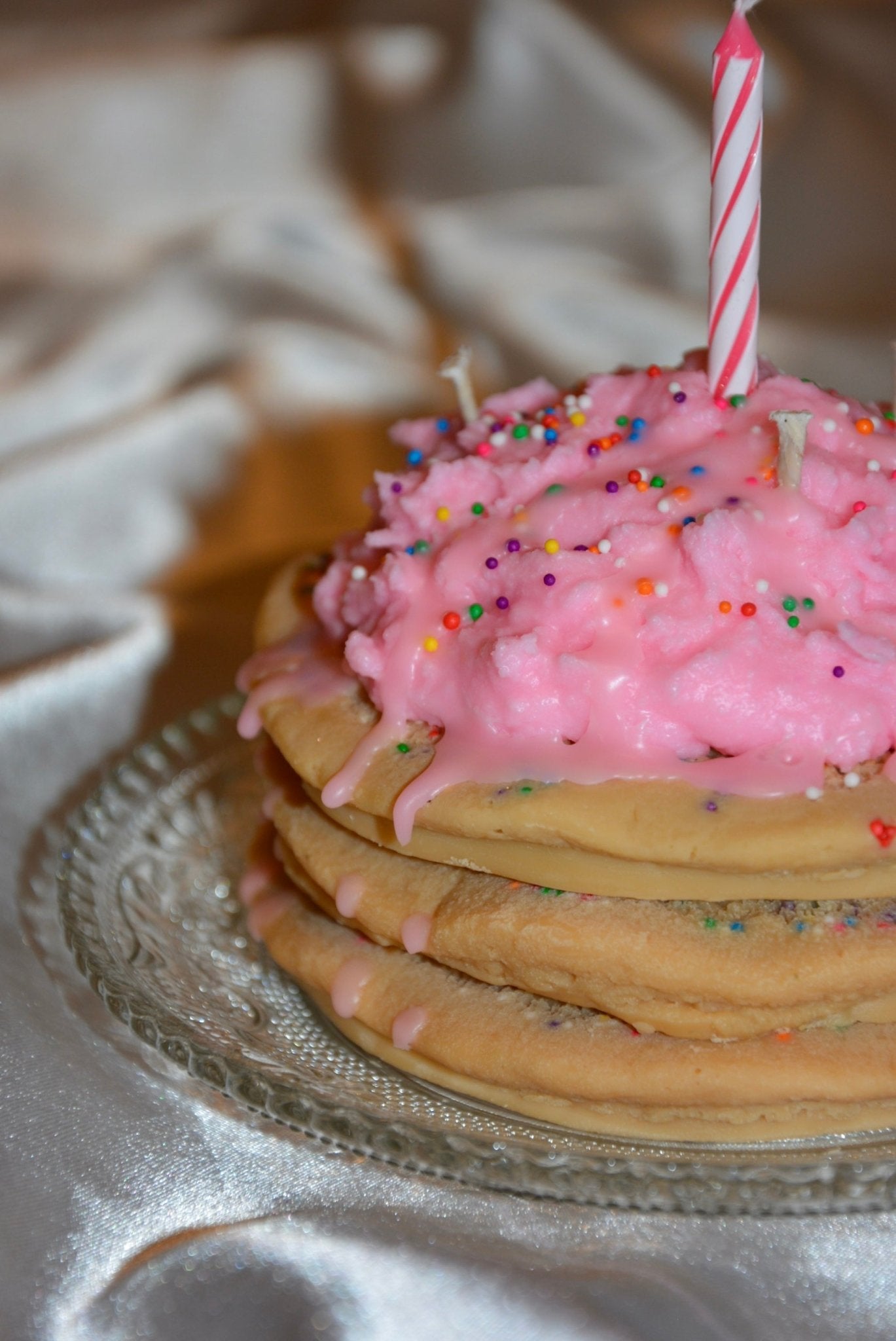 FUNFETTI STRAWBERRY MILK PANCAKE CANDLE - Knife Shift