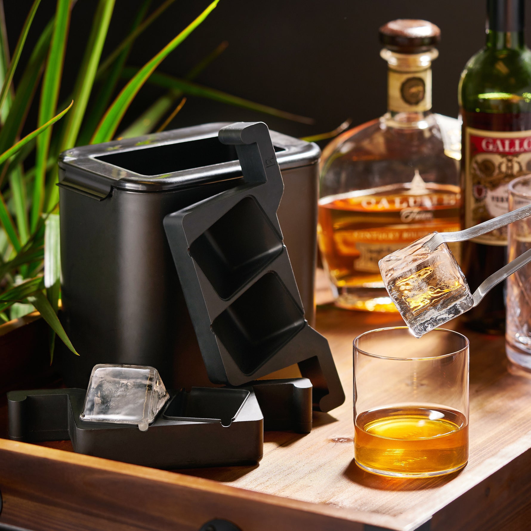 Glacier Rocks Clear Ice Maker - Knife Shift